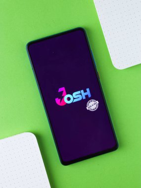 Assam, Hindistan - 10 Mart 2021: Josh uygulama logosu telefon ekranı görüntüsü.