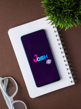 Assam, Hindistan - 10 Mart 2021: Josh uygulama logosu telefon ekranı görüntüsü.