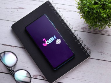 Assam, Hindistan - 10 Mart 2021: Josh uygulama logosu telefon ekranı görüntüsü.