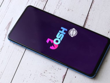 Assam, Hindistan - 10 Mart 2021: Josh uygulama logosu telefon ekranı görüntüsü.
