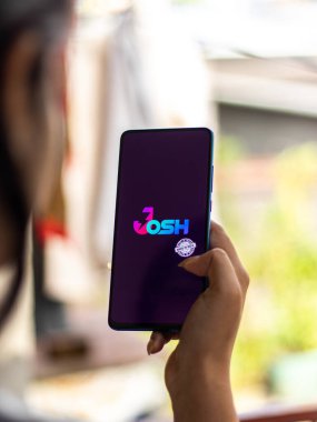 Assam, Hindistan - 10 Mart 2021: Josh uygulama logosu telefon ekranı görüntüsü.