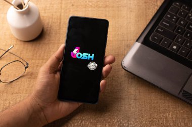 Assam, Hindistan - 10 Mart 2021: Josh uygulama logosu telefon ekranı görüntüsü.