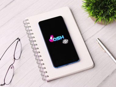 Assam, Hindistan - 10 Mart 2021: Josh uygulama logosu telefon ekranı görüntüsü.