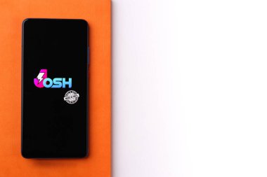 Assam, Hindistan - 10 Mart 2021: Josh uygulama logosu telefon ekranı görüntüsü.