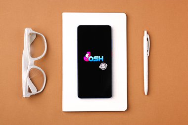 Assam, Hindistan - 10 Mart 2021: Josh uygulama logosu telefon ekranı görüntüsü.