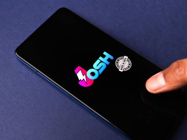 Assam, Hindistan - 10 Mart 2021: Josh uygulama logosu telefon ekranı görüntüsü.