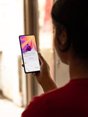 Assam, Hindistan - 10 Mart 2021: Telefon ekranında Kraken Pro logosu.