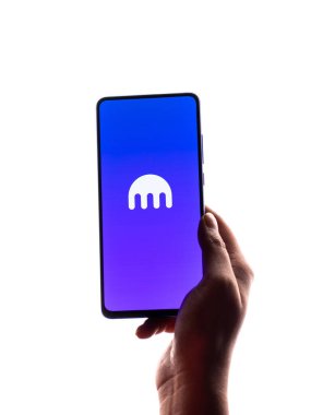 Assam, Hindistan - 10 Mart 2021: Telefon ekranında Kraken Pro logosu.