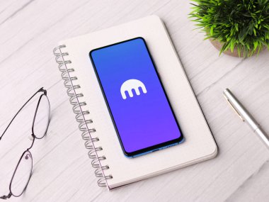 Assam, Hindistan - 10 Mart 2021: Telefon ekranında Kraken Pro logosu.