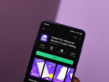 Assam, Hindistan - 10 Mart 2021: Telefon ekranında Kraken Pro logosu.