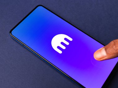 Assam, Hindistan - 10 Mart 2021: Telefon ekranında Kraken Pro logosu.