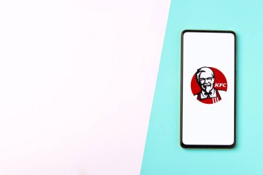 Assam, Hindistan - 15 Kasım 2020: Telefon ekranı görüntüsünde KFC logosu.