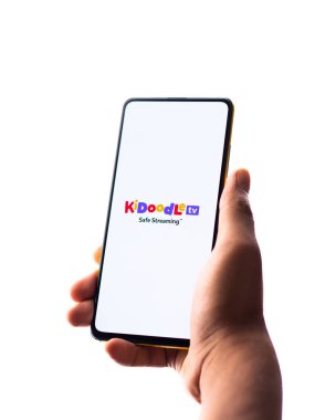 Assam, Hindistan - 29 Ekim 2020: Telefon ekranı görüntüsünde Kidoodle TV logosu.