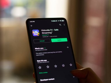 Assam, Hindistan - 29 Ekim 2020: Telefon ekranı görüntüsünde Kidoodle TV logosu.