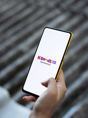 Assam, Hindistan - 29 Ekim 2020: Telefon ekranı görüntüsünde Kidoodle TV logosu.