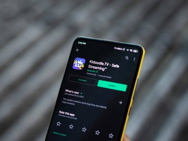 Assam, Hindistan - 29 Ekim 2020: Telefon ekranı görüntüsünde Kidoodle TV logosu.