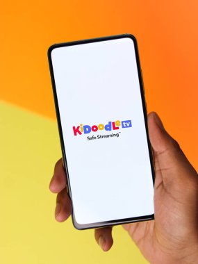 Assam, Hindistan - 29 Ekim 2020: Telefon ekranı görüntüsünde Kidoodle TV logosu.