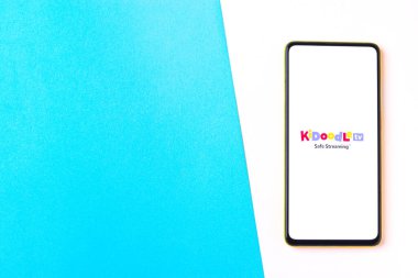 Assam, Hindistan - 29 Ekim 2020: Telefon ekranı görüntüsünde Kidoodle TV logosu.