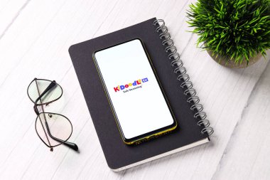 Assam, Hindistan - 29 Ekim 2020: Telefon ekranı görüntüsünde Kidoodle TV logosu.