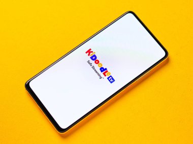 Assam, Hindistan - 29 Ekim 2020: Telefon ekranı görüntüsünde Kidoodle TV logosu.