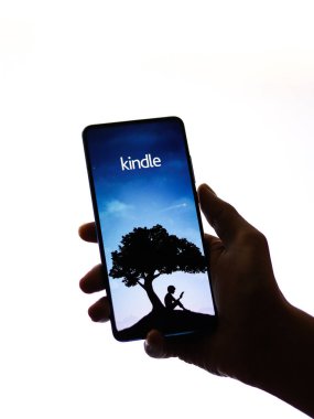 Assam, Hindistan - 6 Eylül 2020: Telefon ekranı görüntüsünde Kindle logosu.