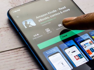 Assam, Hindistan - 6 Eylül 2020: Telefon ekranı görüntüsünde Kindle logosu.