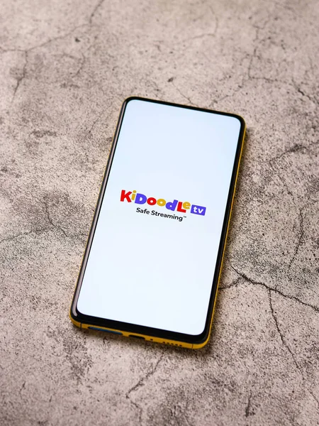 Assam, Hindistan - 29 Ekim 2020: Telefon ekranı görüntüsünde Kidoodle TV logosu.