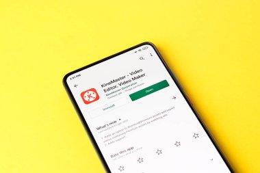 Assam, Hindistan - 10 Nisan 2021: Telefon ekranındaki KineMaster logosu.