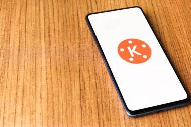 Assam, Hindistan - 10 Nisan 2021: Telefon ekranındaki KineMaster logosu.