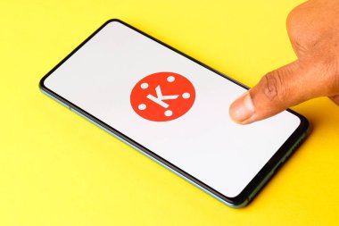 Assam, Hindistan - 10 Nisan 2021: Telefon ekranındaki KineMaster logosu.