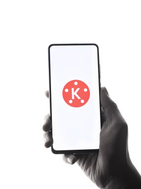 Assam, Hindistan - 10 Nisan 2021: Telefon ekranındaki KineMaster logosu.