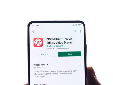 Assam, Hindistan - 10 Nisan 2021: Telefon ekranındaki KineMaster logosu.