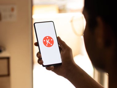 Assam, Hindistan - 10 Nisan 2021: Telefon ekranındaki KineMaster logosu.