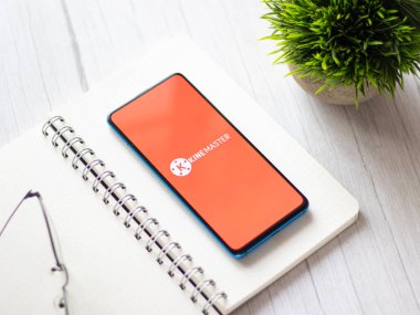 Assam, Hindistan - 10 Nisan 2021: Telefon ekranındaki KineMaster logosu.