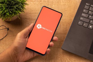 Assam, Hindistan - 10 Nisan 2021: Telefon ekranındaki KineMaster logosu.