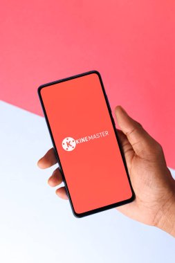 Assam, Hindistan - 10 Nisan 2021: Telefon ekranındaki KineMaster logosu.