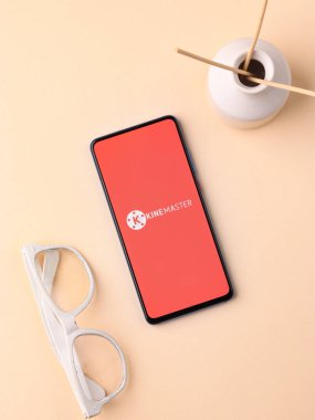 Assam, Hindistan - 10 Nisan 2021: Telefon ekranındaki KineMaster logosu.