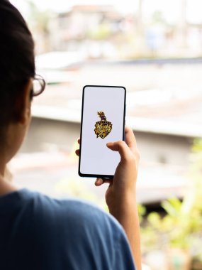 Assam, Hindistan - 27 Ağustos 2020: Telefon ekranında Kolkata şövalyeleri logosu.
