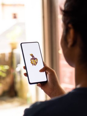 Assam, Hindistan - 27 Ağustos 2020: Telefon ekranında Kolkata şövalyeleri logosu.