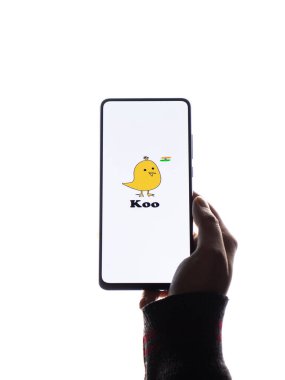 Assam, Hindistan - 19 Şubat 2021: Telefon ekranında Koo uygulaması logosu.