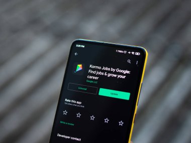 Assam, Hindistan - 29 Ekim 2020: Google Kormo logosu telefon ekranı görüntüsü.