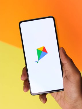 Assam, Hindistan - 29 Ekim 2020: Google Kormo logosu telefon ekranı görüntüsü.
