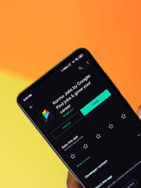 Assam, Hindistan - 29 Ekim 2020: Google Kormo logosu telefon ekranı görüntüsü.