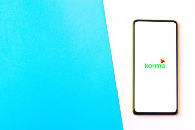 Assam, Hindistan - 29 Ekim 2020: Google Kormo logosu telefon ekranı görüntüsü.