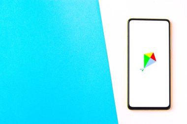 Assam, Hindistan - 29 Ekim 2020: Google Kormo logosu telefon ekranı görüntüsü.