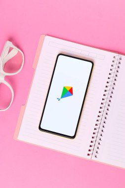 Assam, Hindistan - 29 Ekim 2020: Google Kormo logosu telefon ekranı görüntüsü.