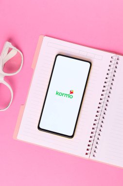 Assam, Hindistan - 29 Ekim 2020: Google Kormo logosu telefon ekranı görüntüsü.