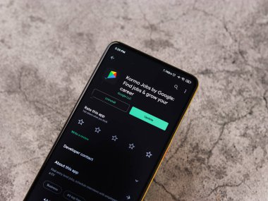 Assam, Hindistan - 29 Ekim 2020: Google Kormo logosu telefon ekranı görüntüsü.