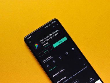 Assam, Hindistan - 29 Ekim 2020: Google Kormo logosu telefon ekranı görüntüsü.