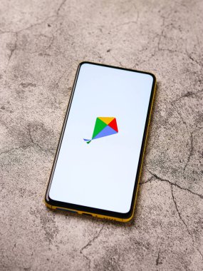 Assam, Hindistan - 29 Ekim 2020: Google Kormo logosu telefon ekranı görüntüsü.